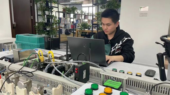 连摘三金！长宁代表队在上海市第一届职业技能大赛网络技术开发项目表现抢眼